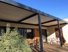 Pose d'une Pergola bioclimatique sur une terrasse à MOUGINS dans les Alpes Maritimes par LE STORISTE