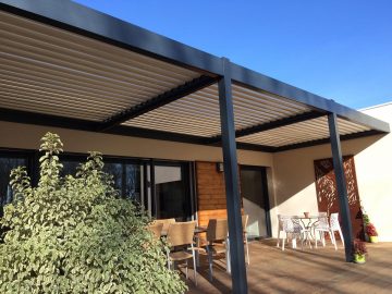 Pose d'une Pergola bioclimatique sur une terrasse à MOUGINS dans les Alpes Maritimes par LE STORISTE