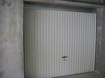 Porte de garage à NICE dans les Alpes Maritimes installée par LE STORISTE garantissant sécurité et fiabilité