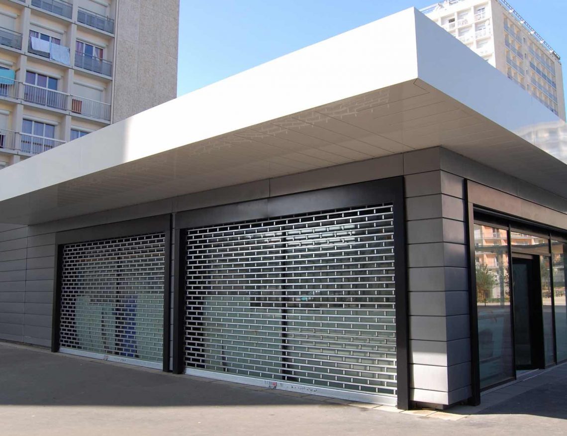 Rideaux métalliques pour la devanture d'un commerce à NICE dans les Alpes Maritimes installé par LE STORISTE