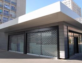 Rideaux métalliques pour la devanture d'un commerce à NICE dans les Alpes Maritimes installé par LE STORISTE