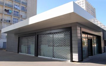 Rideaux métalliques pour la devanture d'un commerce à NICE dans les Alpes Maritimes installé par LE STORISTE