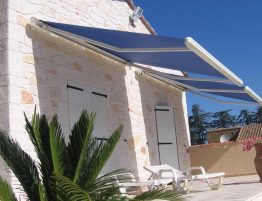 Store coffre bleu installé par LE STORISTE à Valbonne dans les Alpes Maritimes