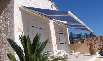 Store coffre bleu installé par LE STORISTE à Valbonne dans les Alpes Maritimes