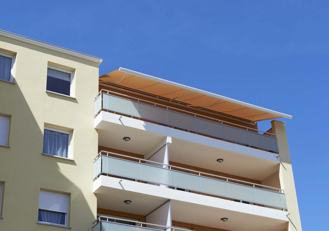 Store coffre blanc armature blanche installé par LE STORISTE dans une résidence à CANNES dans les Alpes Maritimes