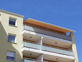 Store coffre blanc armature blanche installé par LE STORISTE dans une résidence à CANNES dans les Alpes Maritimes