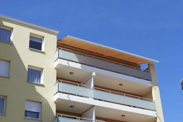 Store coffre blanc armature blanche installé par LE STORISTE dans une résidence à CANNES dans les Alpes Maritimes