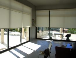 Stores intérieurs écrus sur les portes fenêtres d'une villa de Mougins dans les Alpes Maritimes