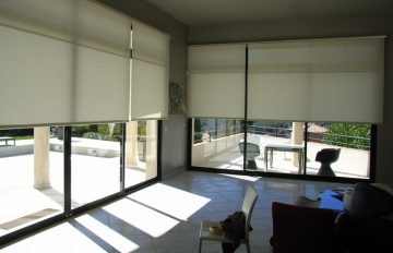 Stores intérieurs écrus sur les portes fenêtres d'une villa de Mougins dans les Alpes Maritimes