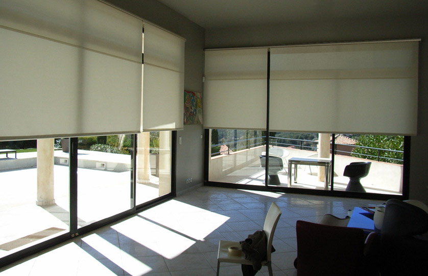 Stores intérieurs écrus sur les portes fenêtres d'une villa de Mougins dans les Alpes Maritimes