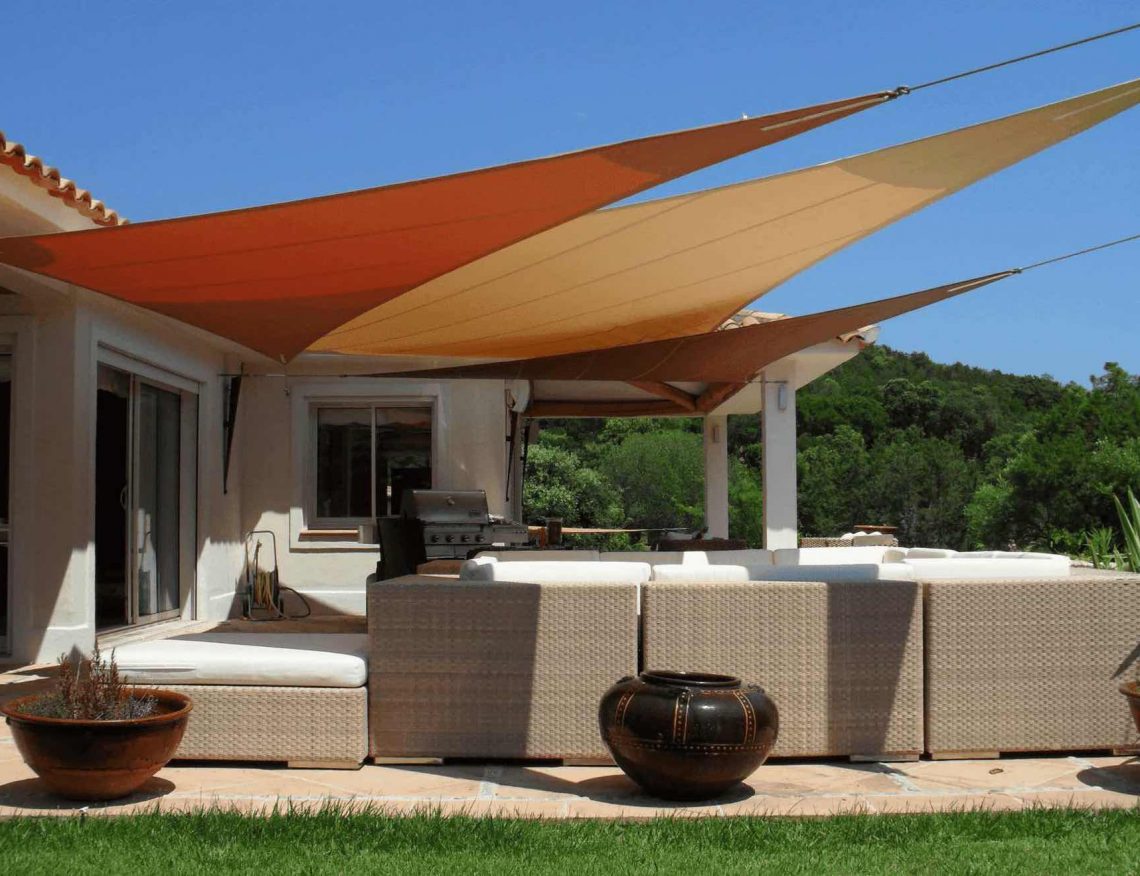 Voile d'ombrage multiples couleurs installée par LE STORISTE dans une villa sur les hauteurs de CANNES dans les Alpes Maritimes
